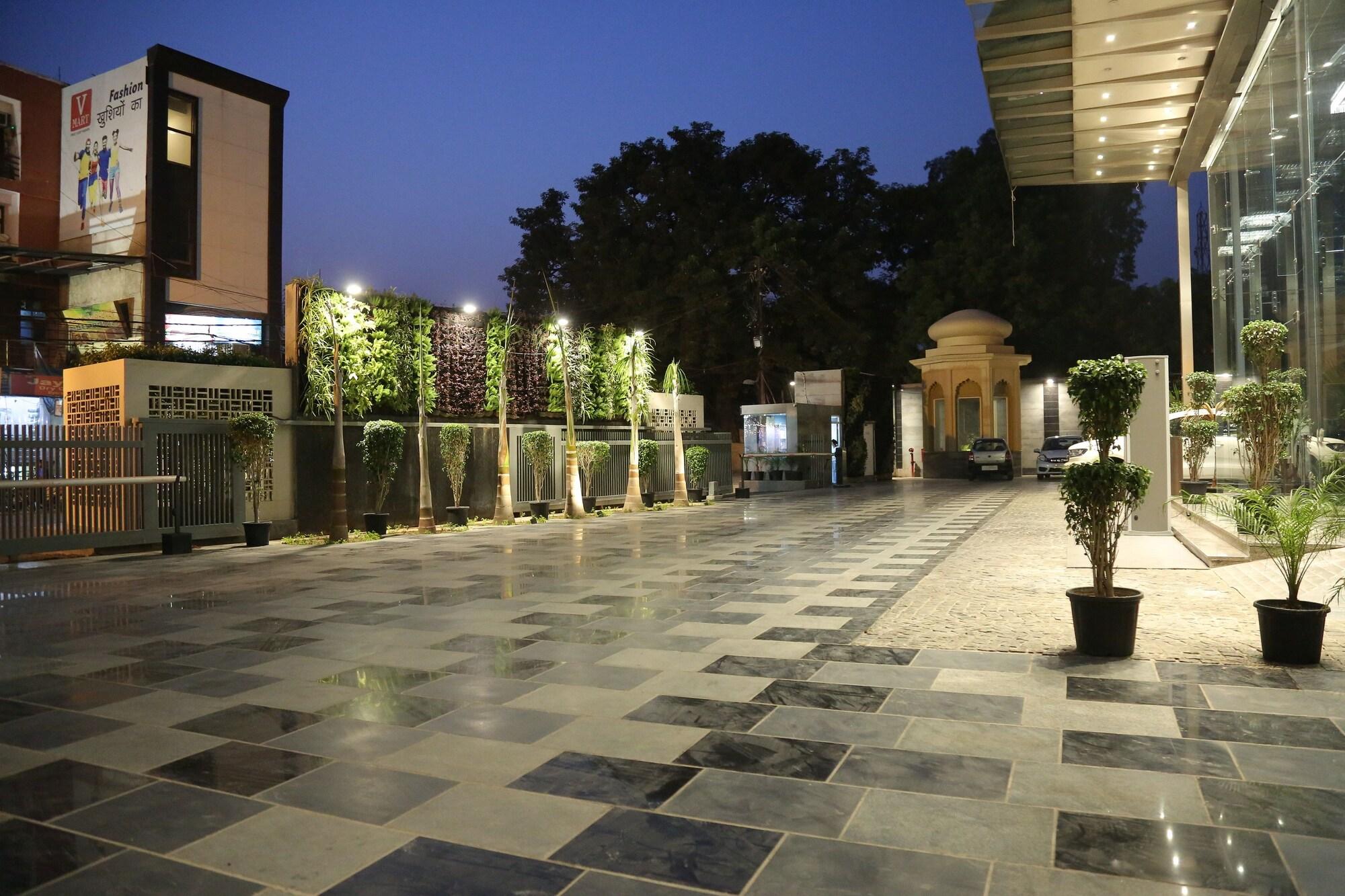 Vista Exterior Radisson Lucknow City Center