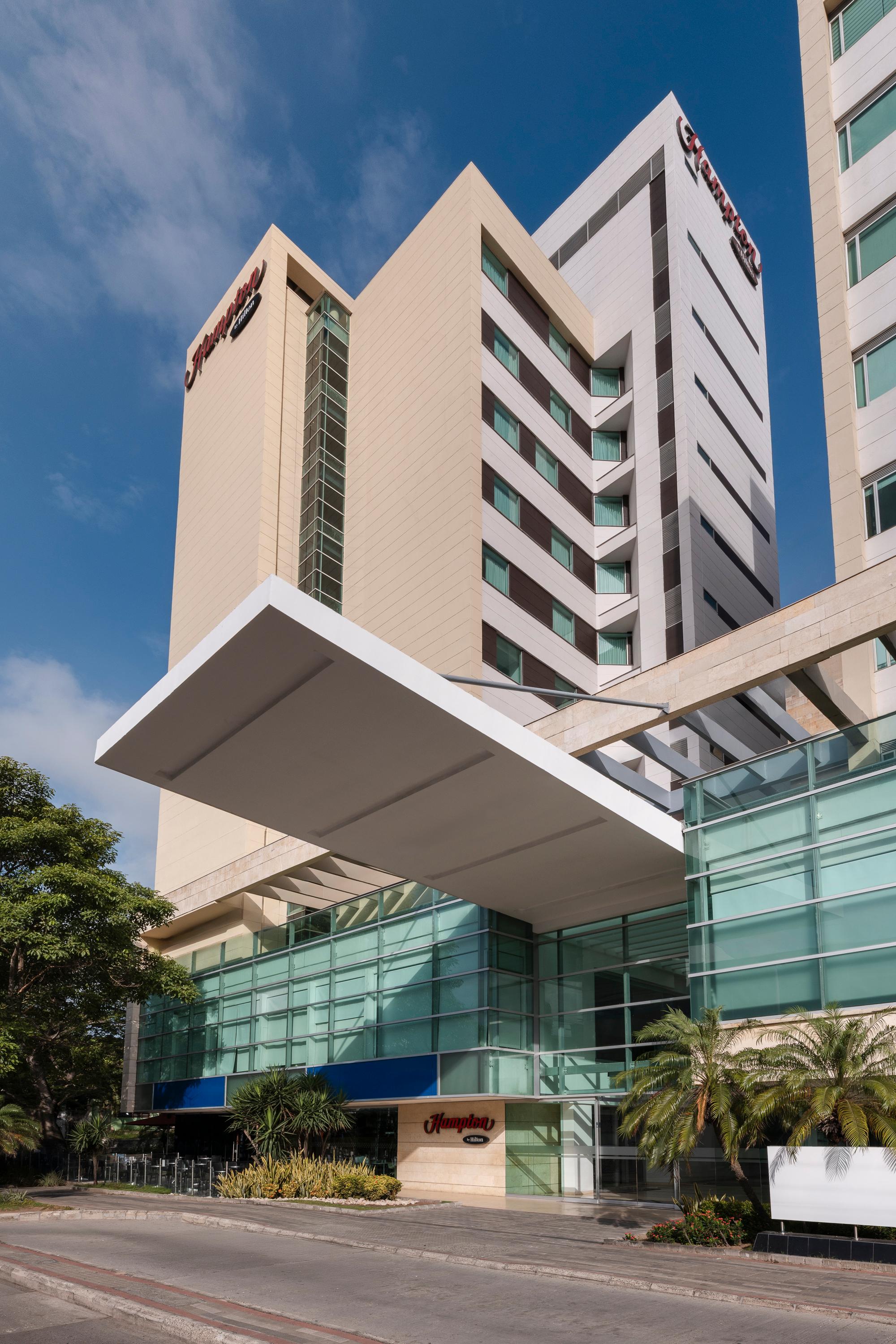Vista da fachada Hampton By Hilton Barranquilla