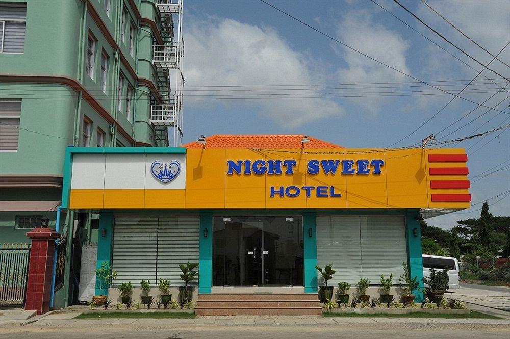 Vista Exterior Night Sweet Hotel