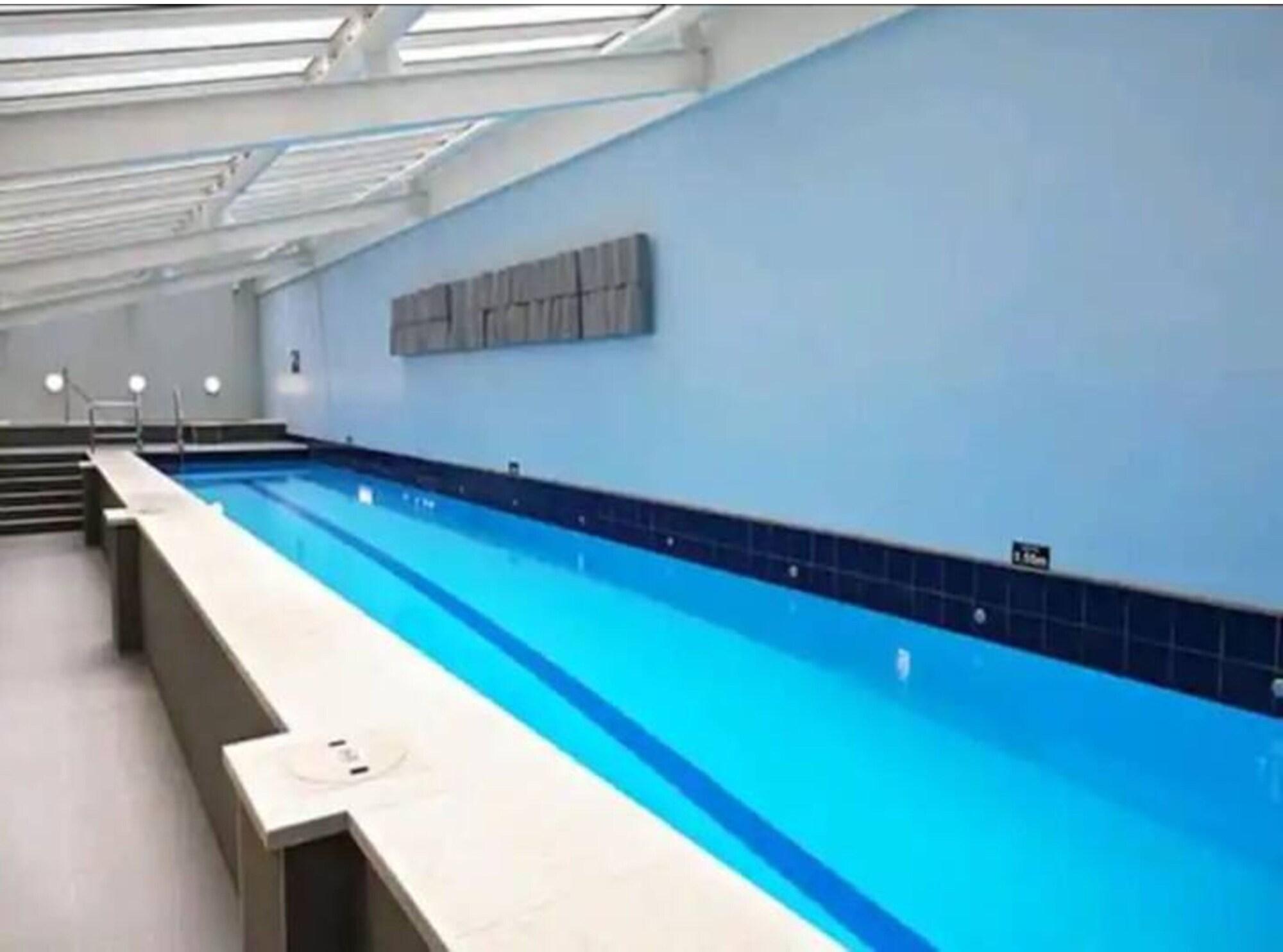 Vista da piscina Stylish Studio With Pool And Gym