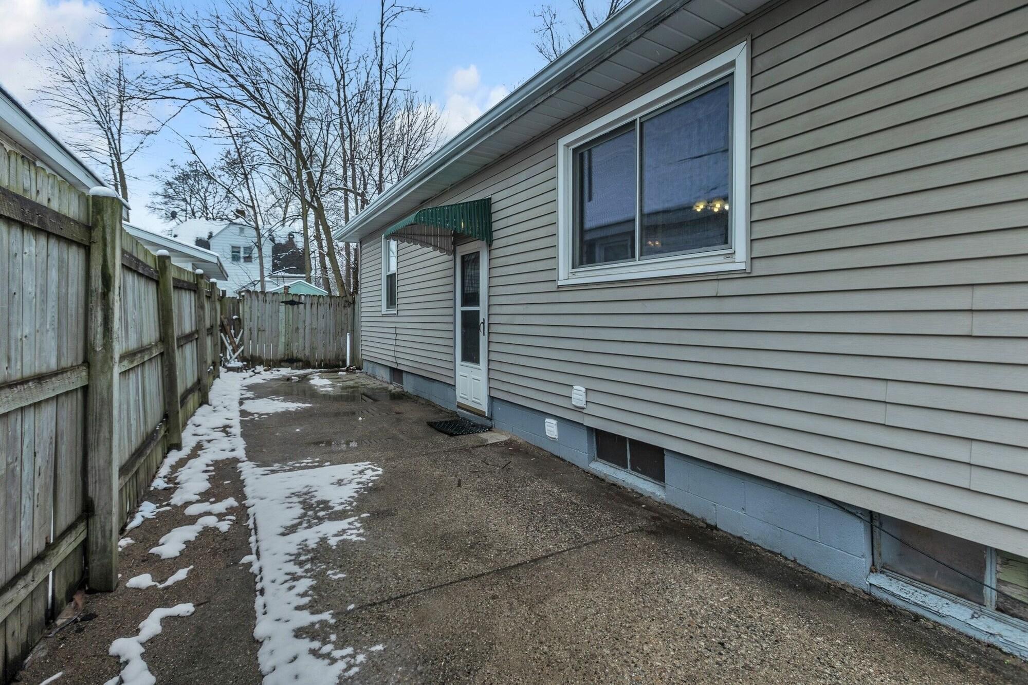 Comodidades del Alojamiento Lovely PET FRIENDLY three bedroom in desirable Urbandale Location! 3 Home by RedAwning