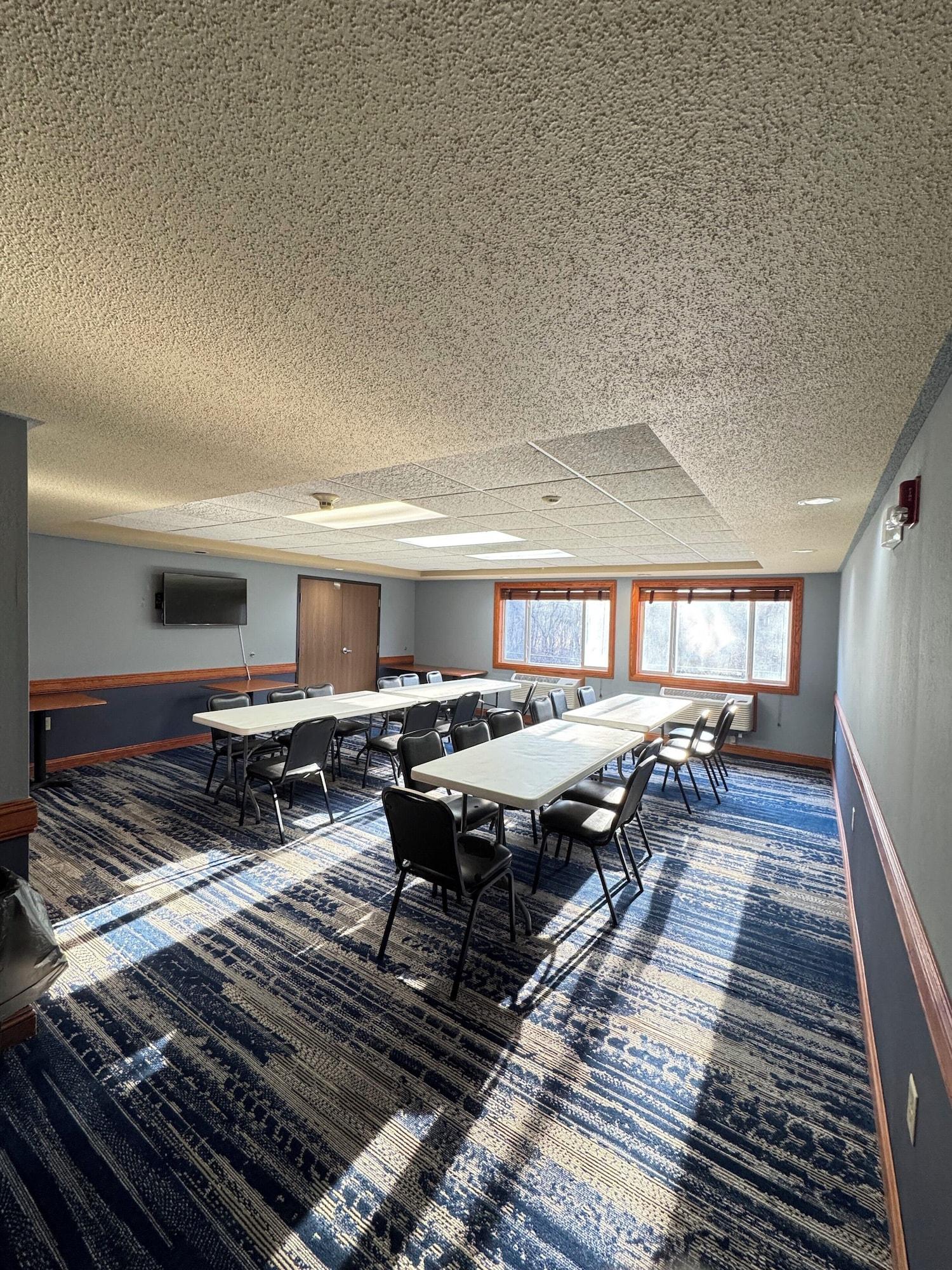 Sala de Reuniones AmericInn by Wyndham Baldwin