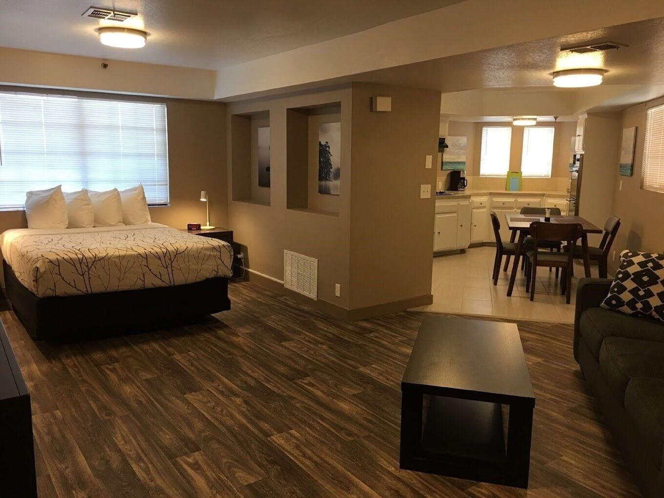 Varios Rancho San Diego Inn & Suites