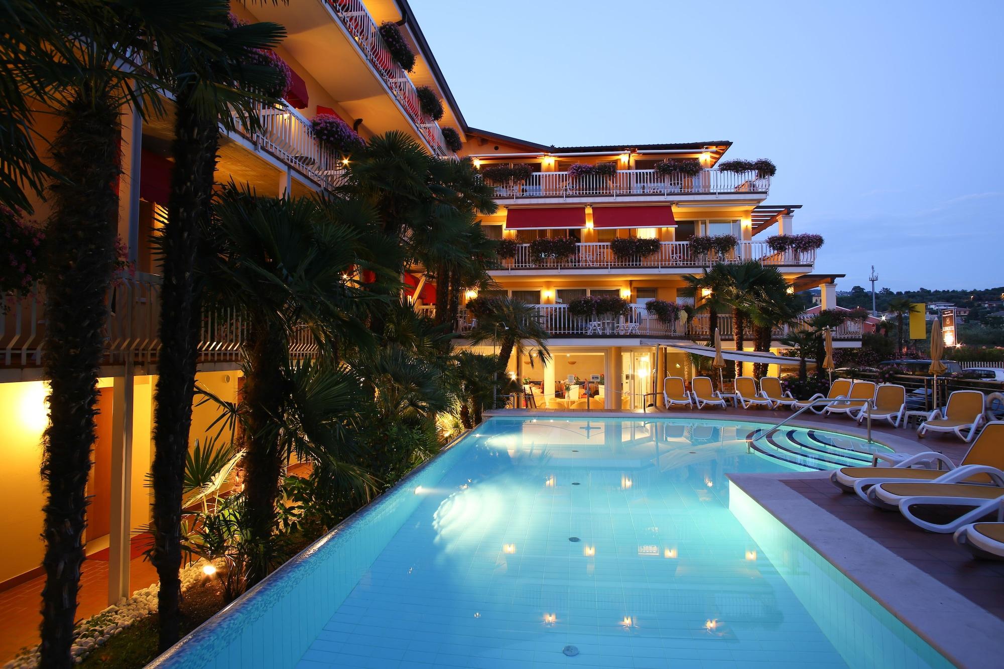 Varios Hotel Capri