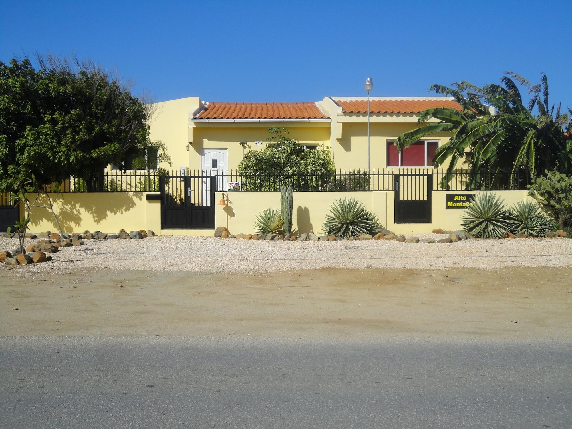 Estacionamiento Alta Montaña Apartments