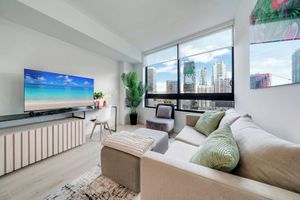 Alojamiento - Sleek Escape-resort-style Stay With Pool & Parking