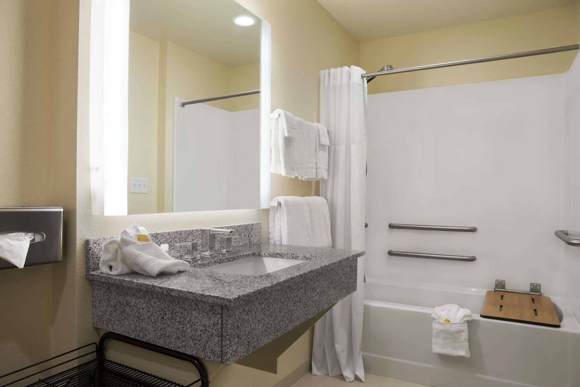 Equipamiento de Habitación Days Inn & Suites by Wyndham Belmont