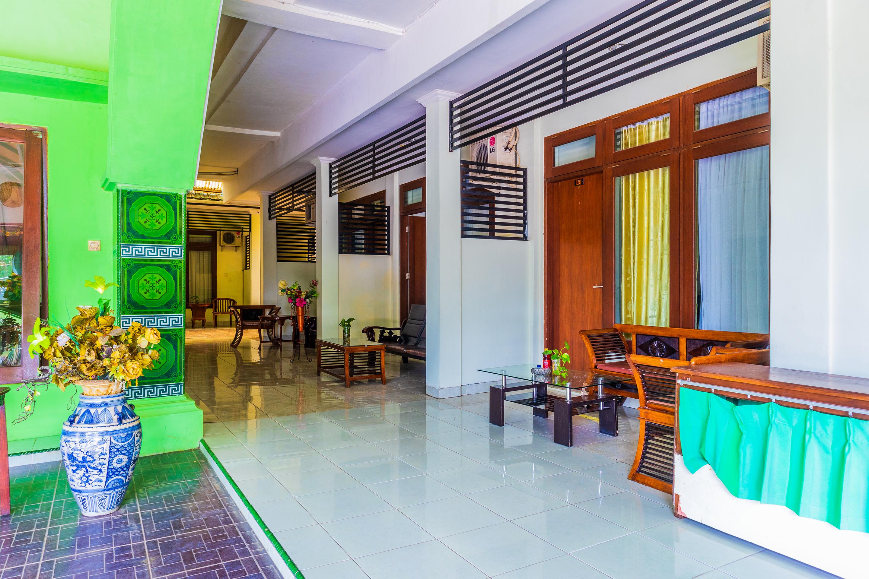 Vista Lobby Super OYO 1682 Greenia Hotel
