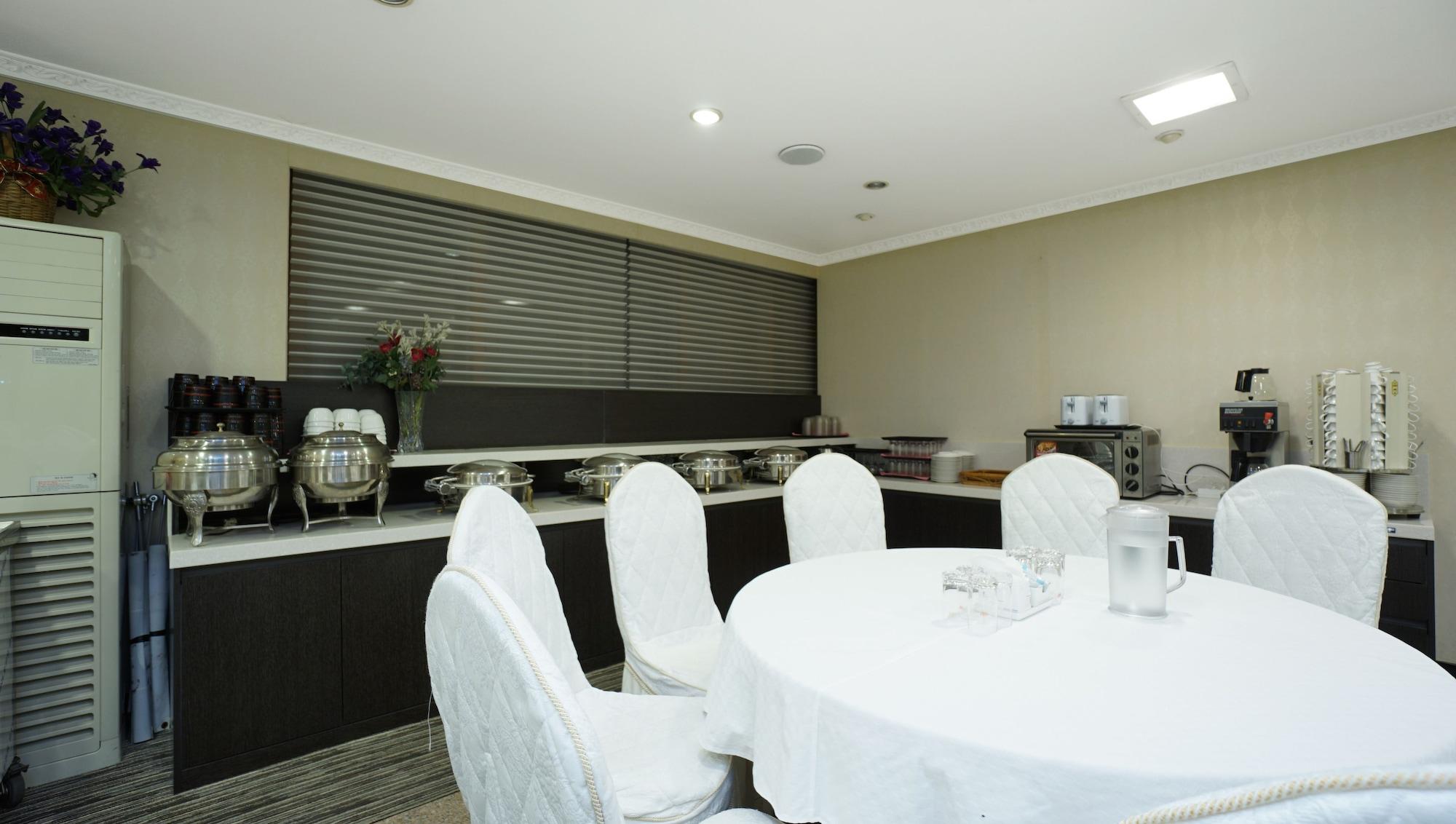 Restaurant Insadong Crown Hotel