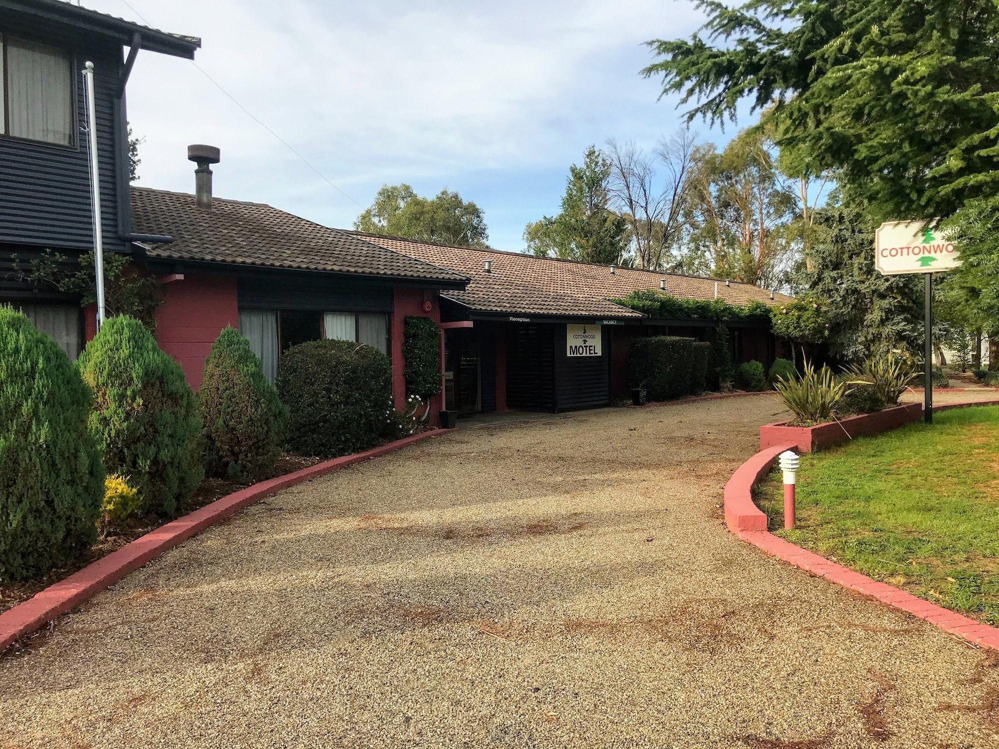 Vista Exterior Cottonwood Lodge