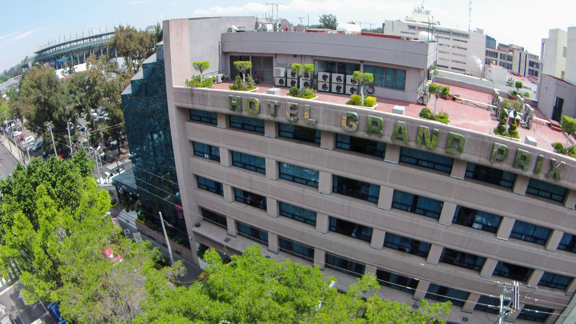 Vista Exterior Grand Prix-WeEnjoyHotels-Aeropuerto