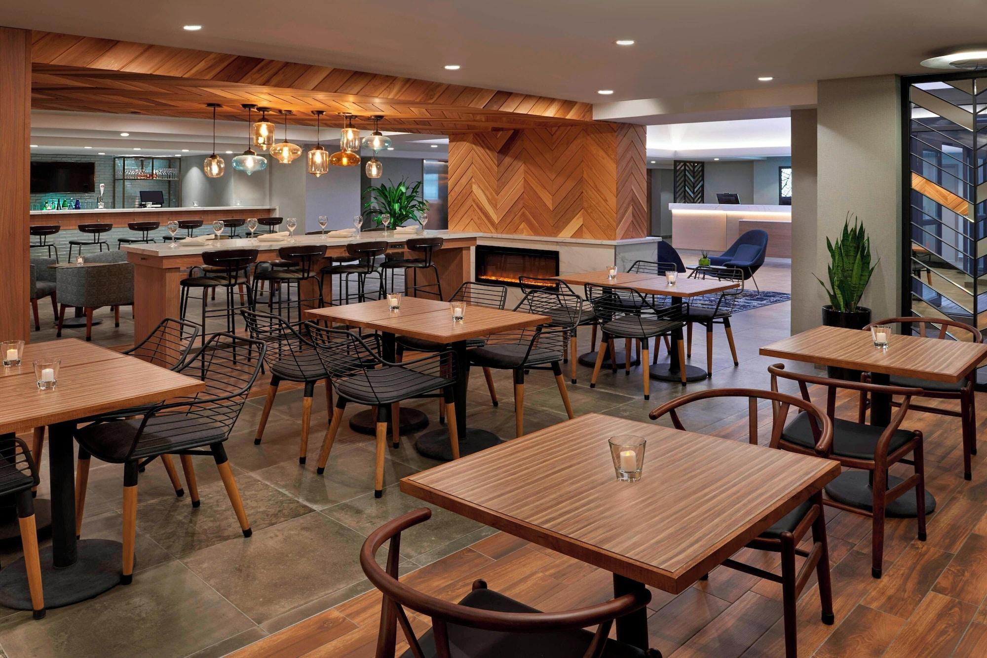 Restaurante Fairfield by Marriott Montreal Downtown