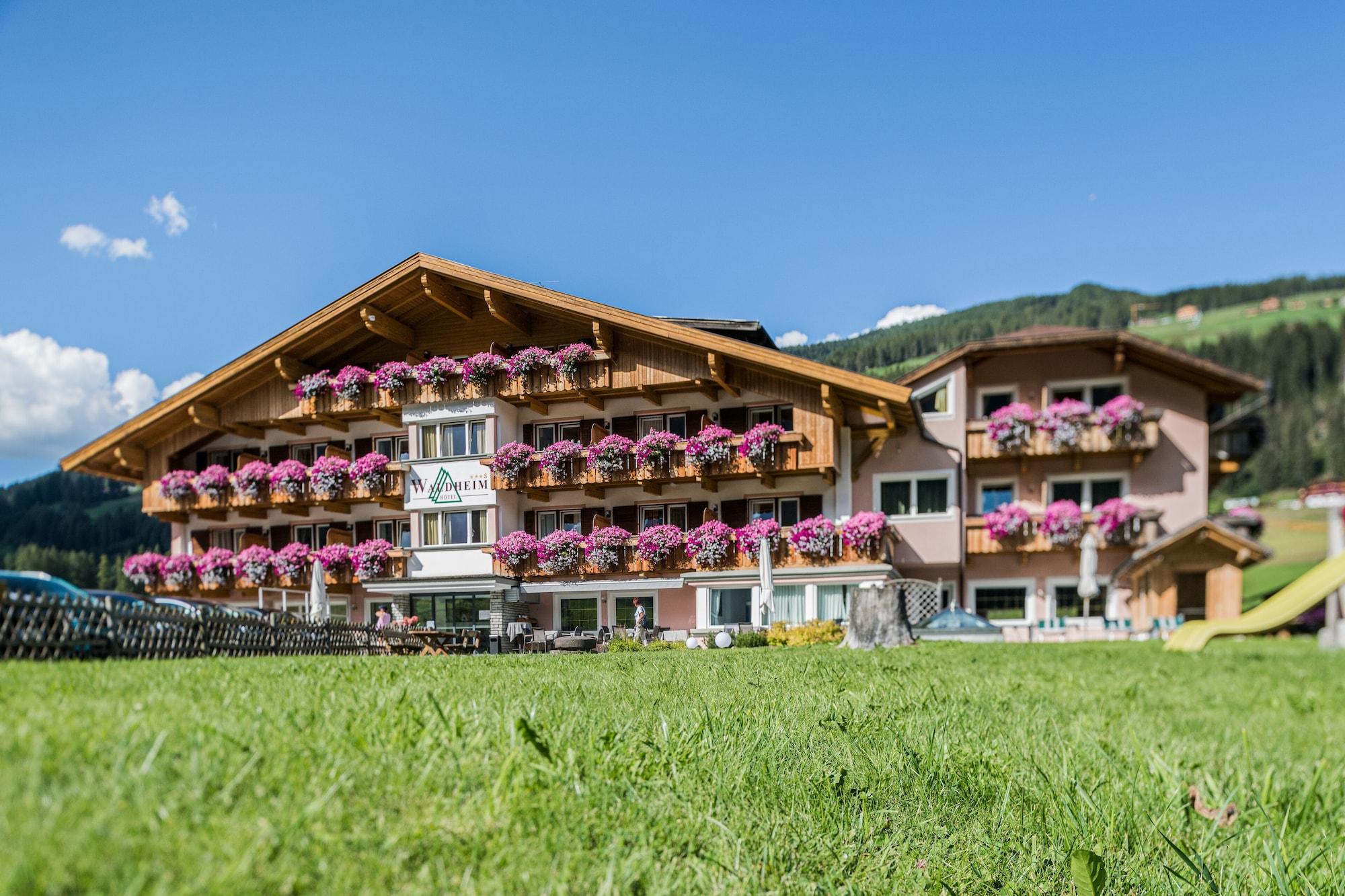 Vista Exterior Hotel Waldheim Sexten Sesto