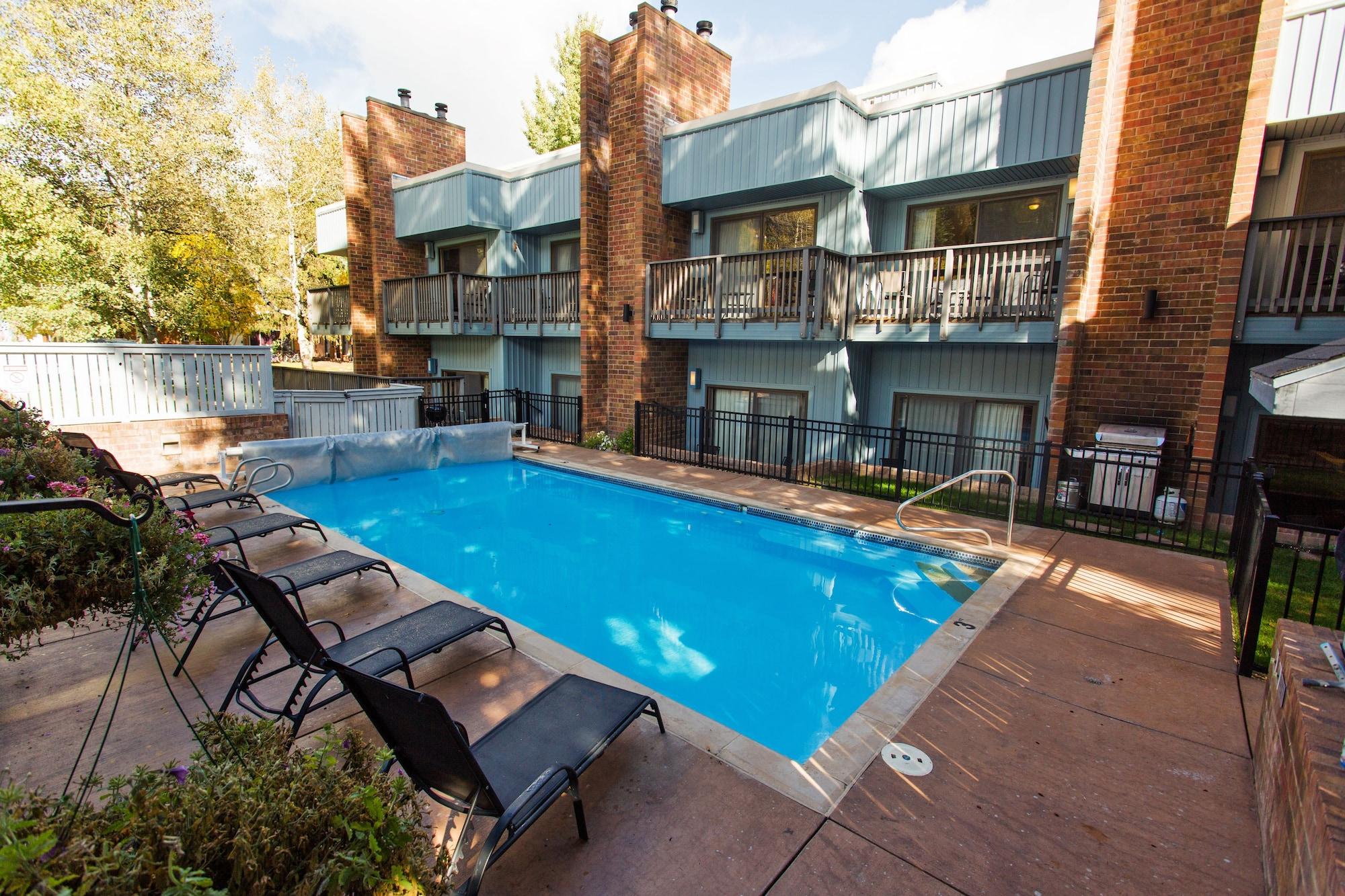 Varios Shadow Mountain Lodge
