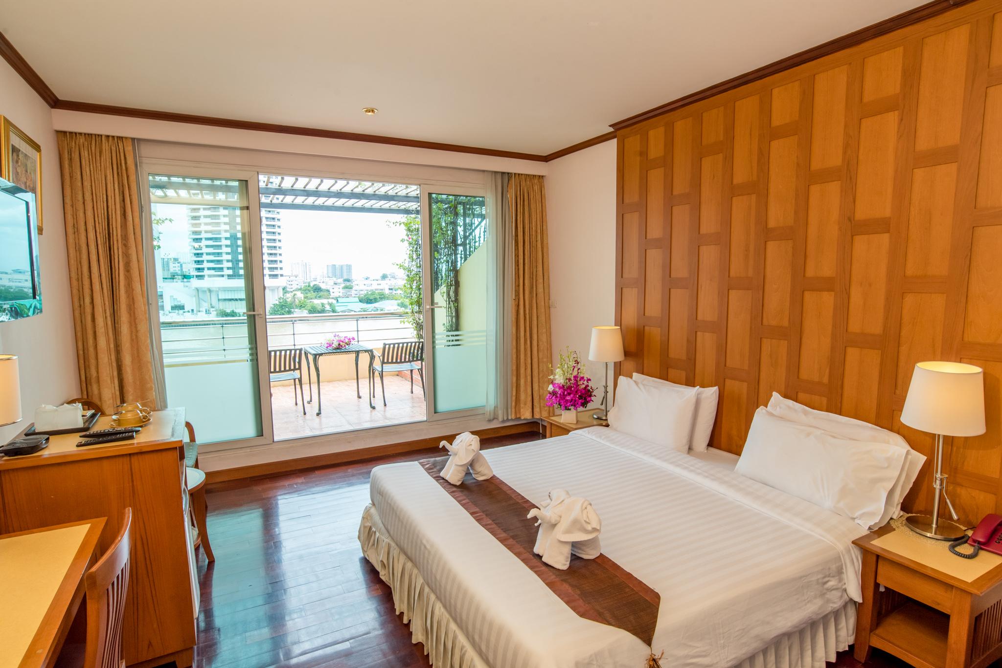 Varios New Siam Riverside