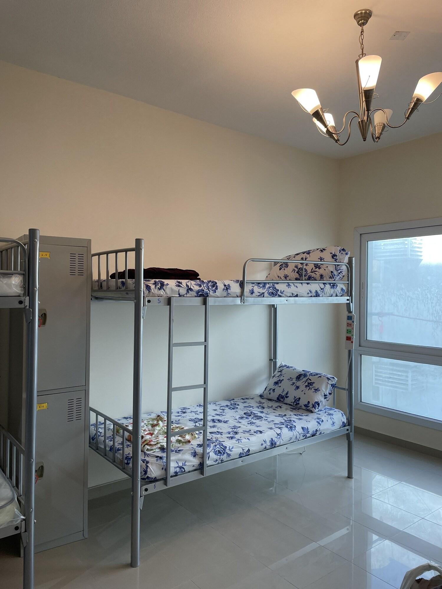 Varios Decent Boys Hostel