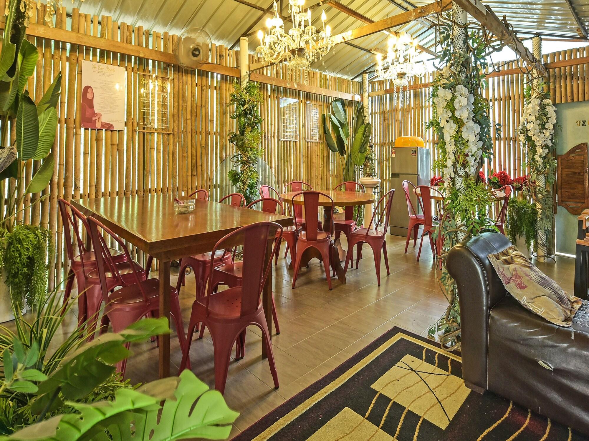 Bar/Salón Oyo 90636 Teratak Zakiah Chalet