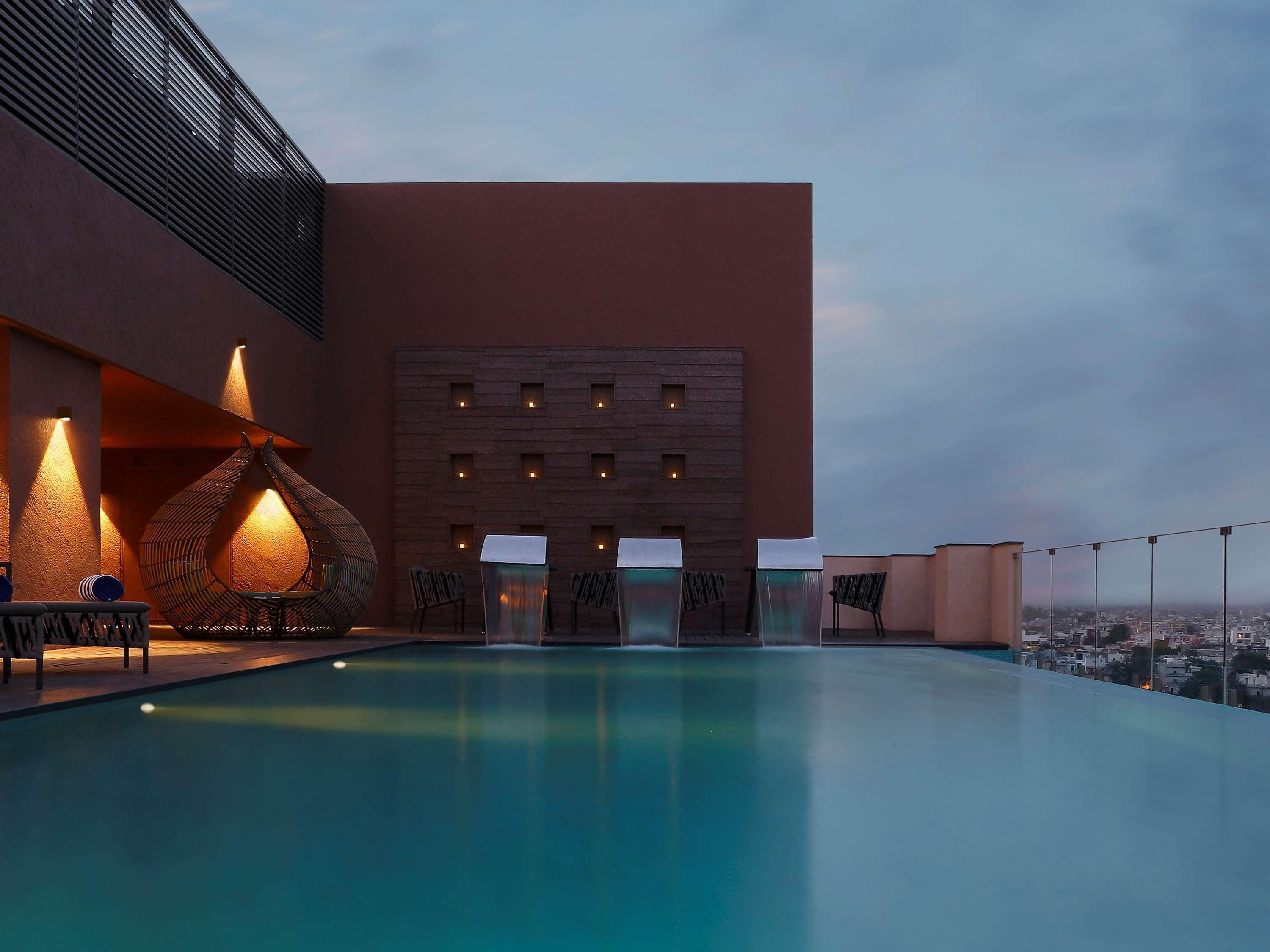 Vista Exterior Novotel Lucknow Gomti Nagar Hotel