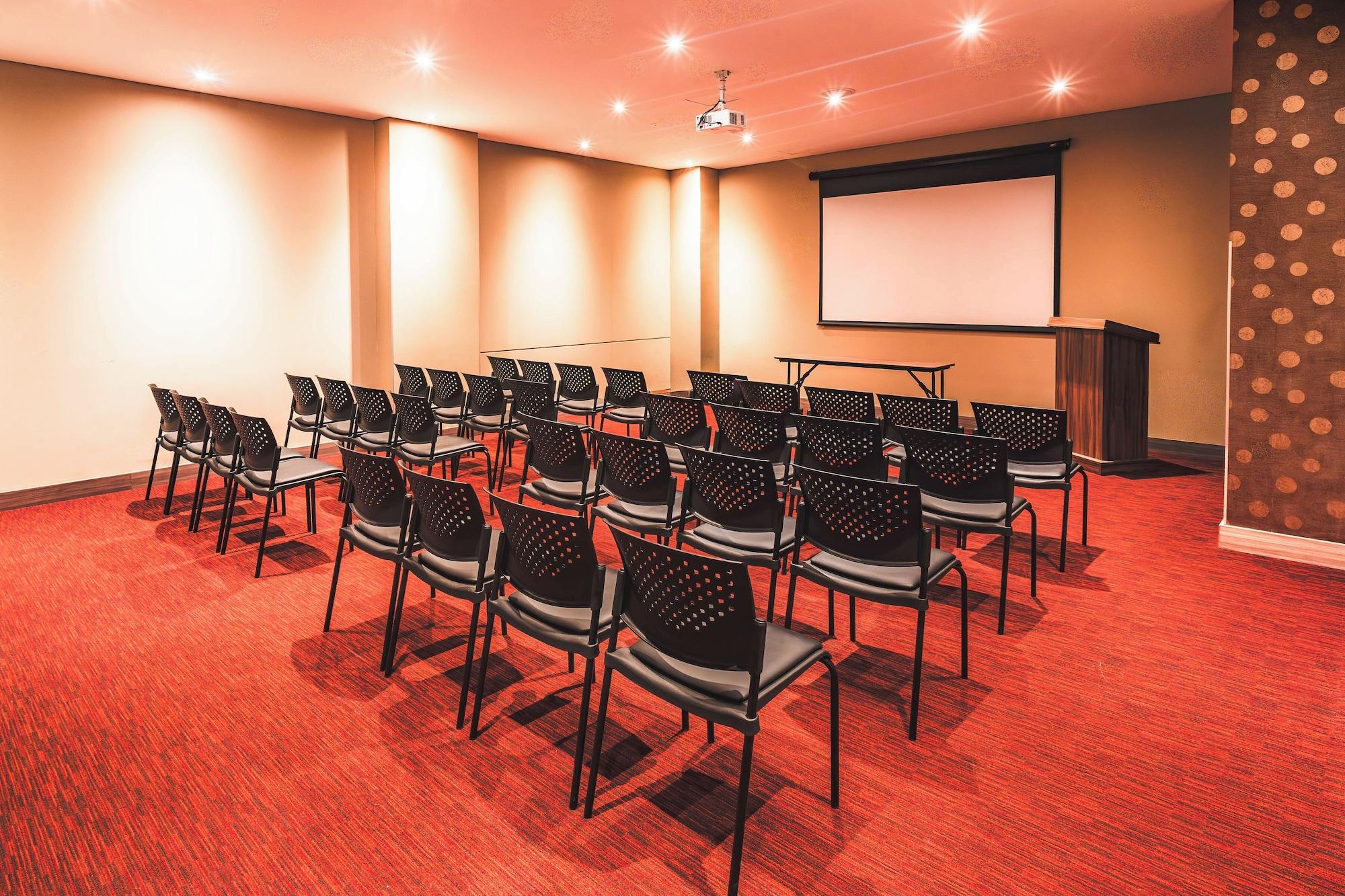 Sala de Reuniones Hampton By Hilton Cusco