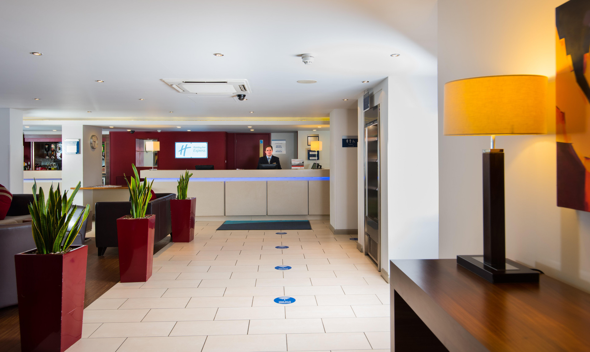 Vista Lobby Holiday Inn Express Warwick - Stratford-upon-Avon by IHG