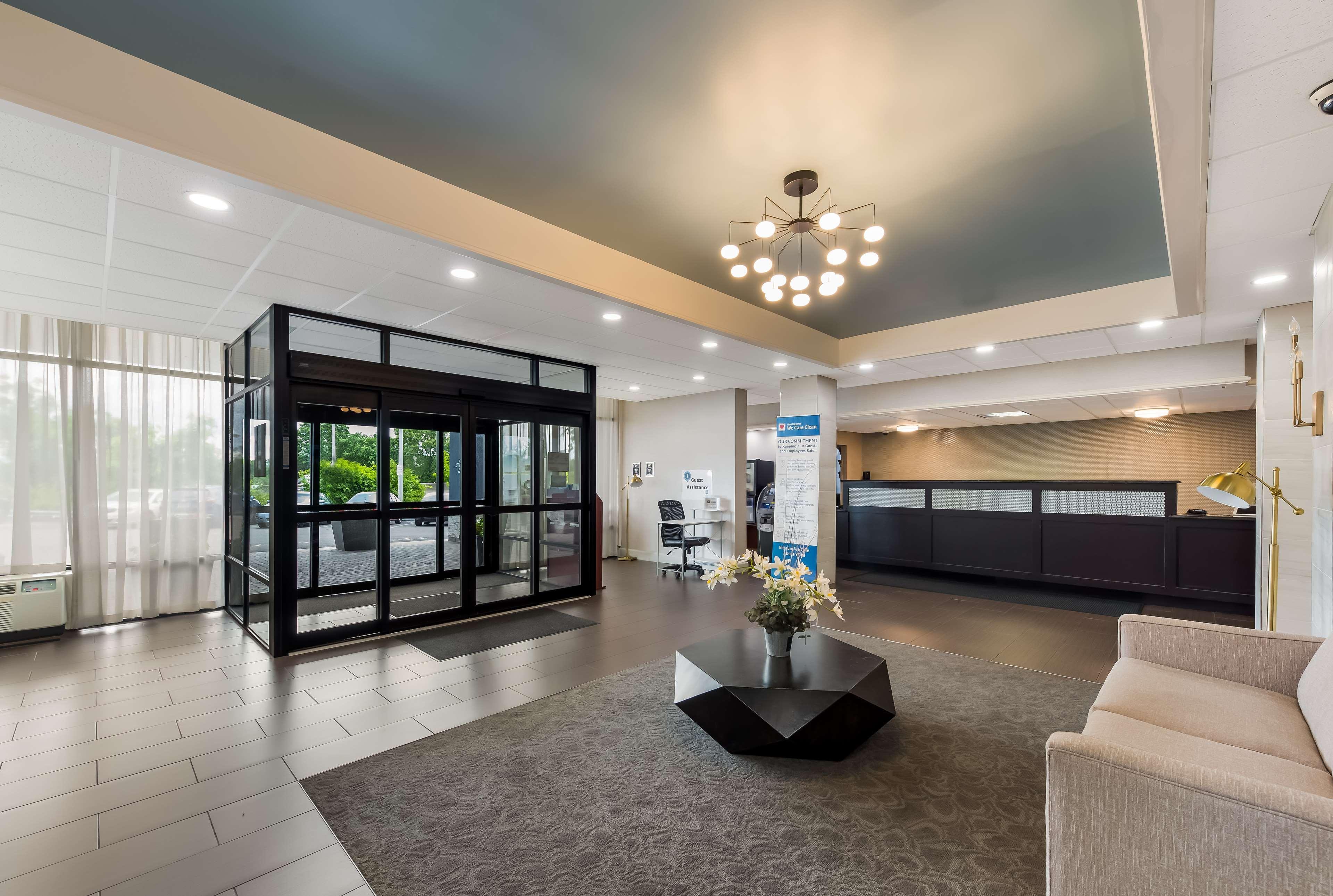 Vista Lobby Best Western Executive Hotel Of New Haven - West Haven