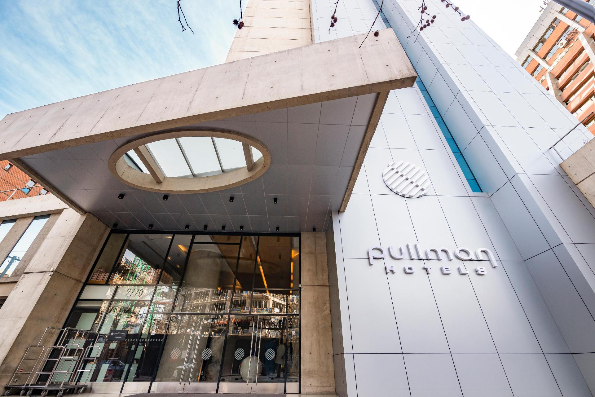 Vista Exterior Hotel Pullman Santiago El Bosque