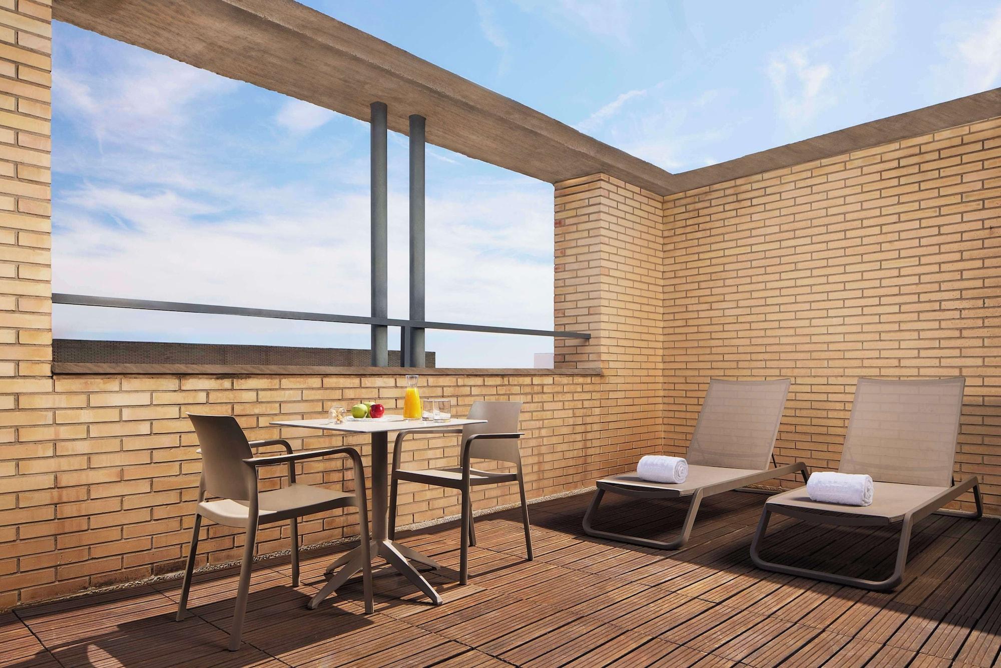 Vista Exterior NH Ciudad de Valencia Hotel