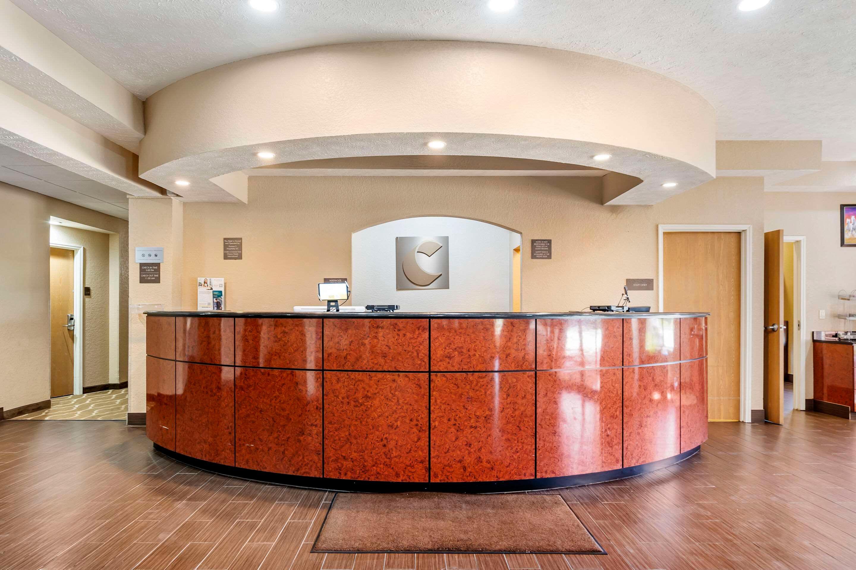 Vista Lobby Comfort Suites Merrillville Near Us 30