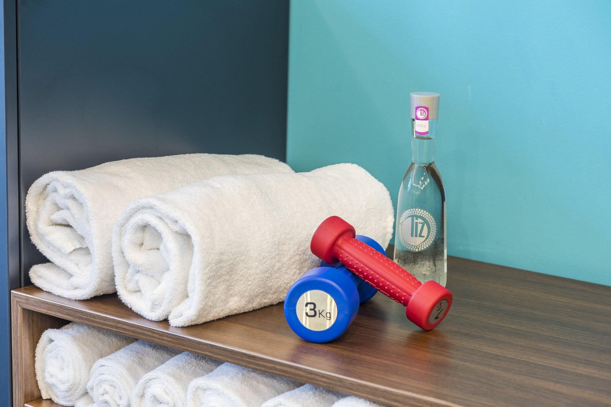 Gimnasio Capri by Fraser Leipzig