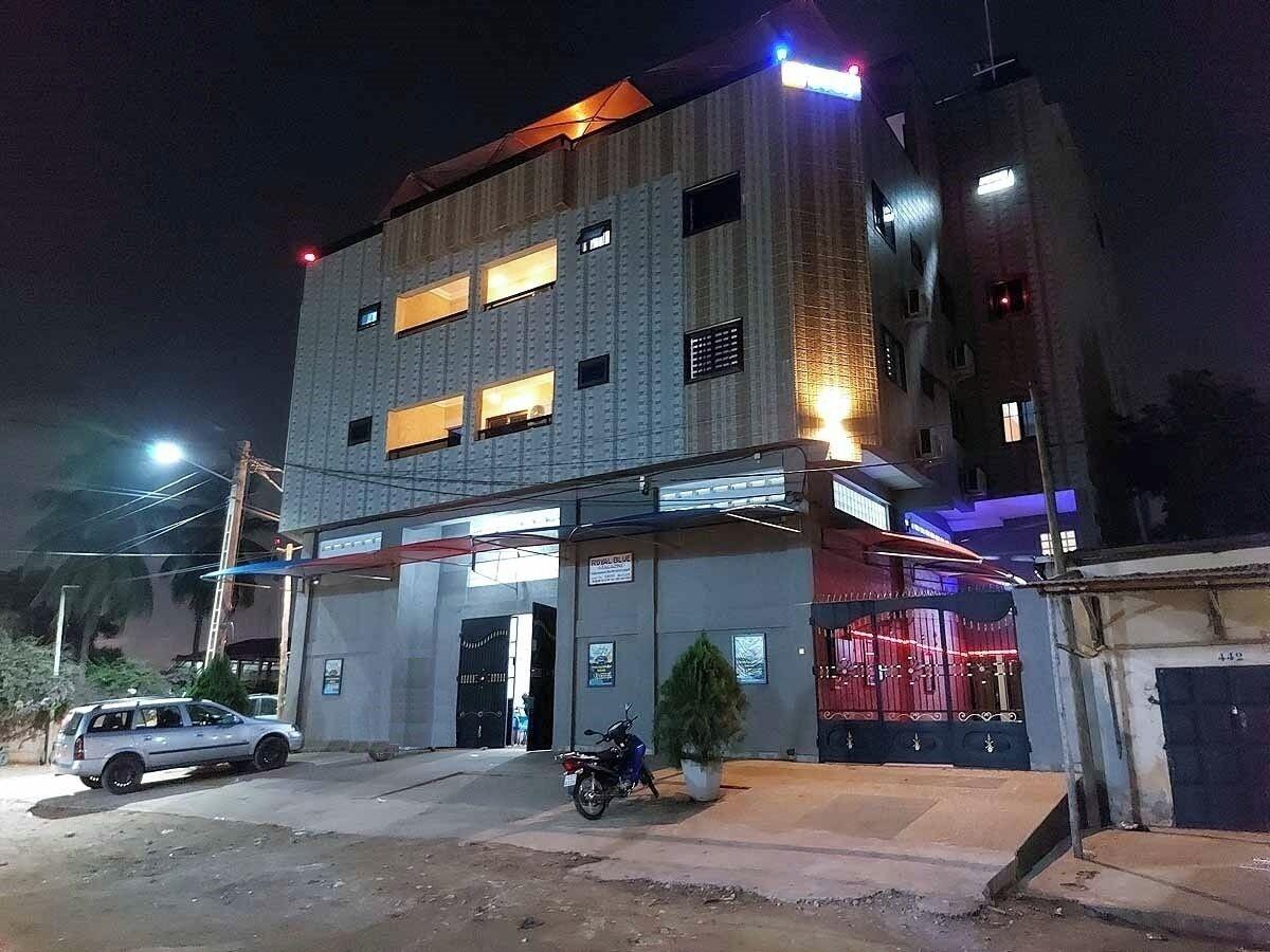 Varios Royal Blue Guest House & Bar