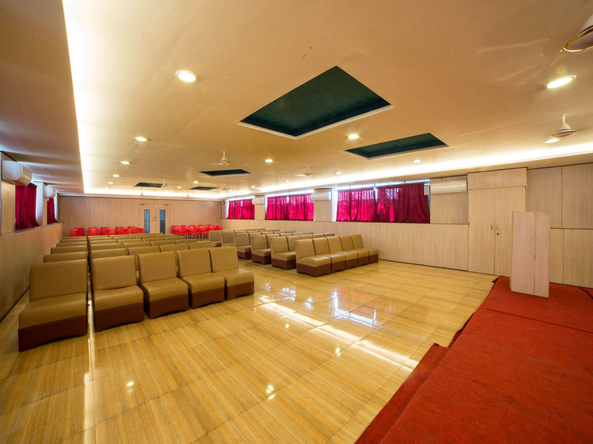 Sala de Reuniones OYO 11585 Hotel Shreenithi