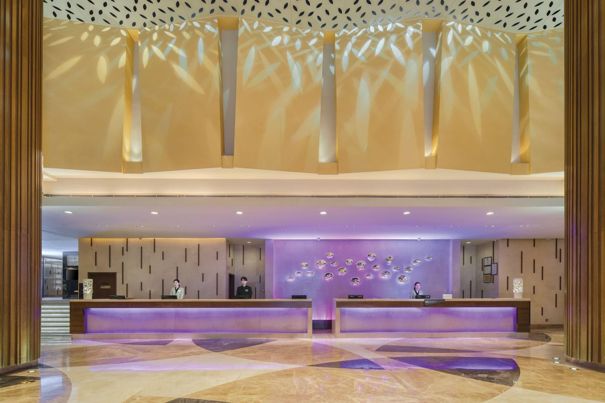 Vista Lobby Crowne Plaza Guangzhou City Centre by IHG