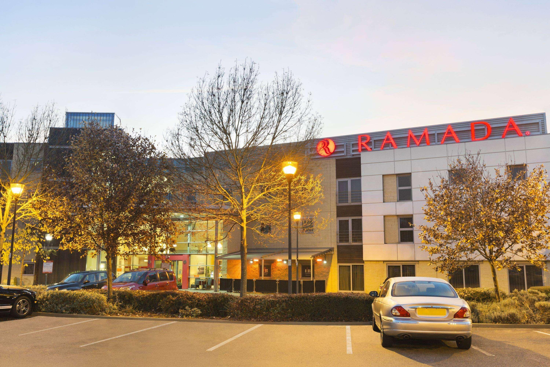 Vista Exterior Ramada by Wyndham London North M1