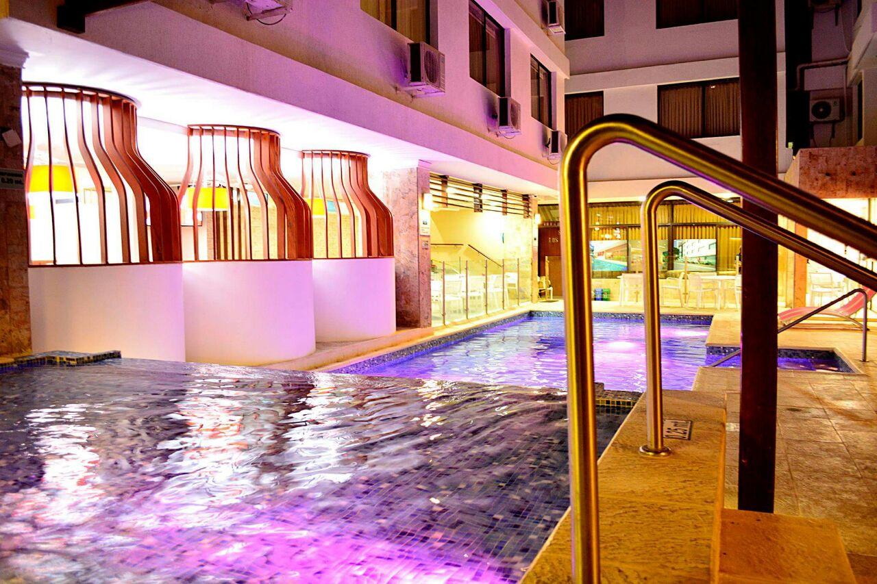 Vista da piscina Hotel La Riviera