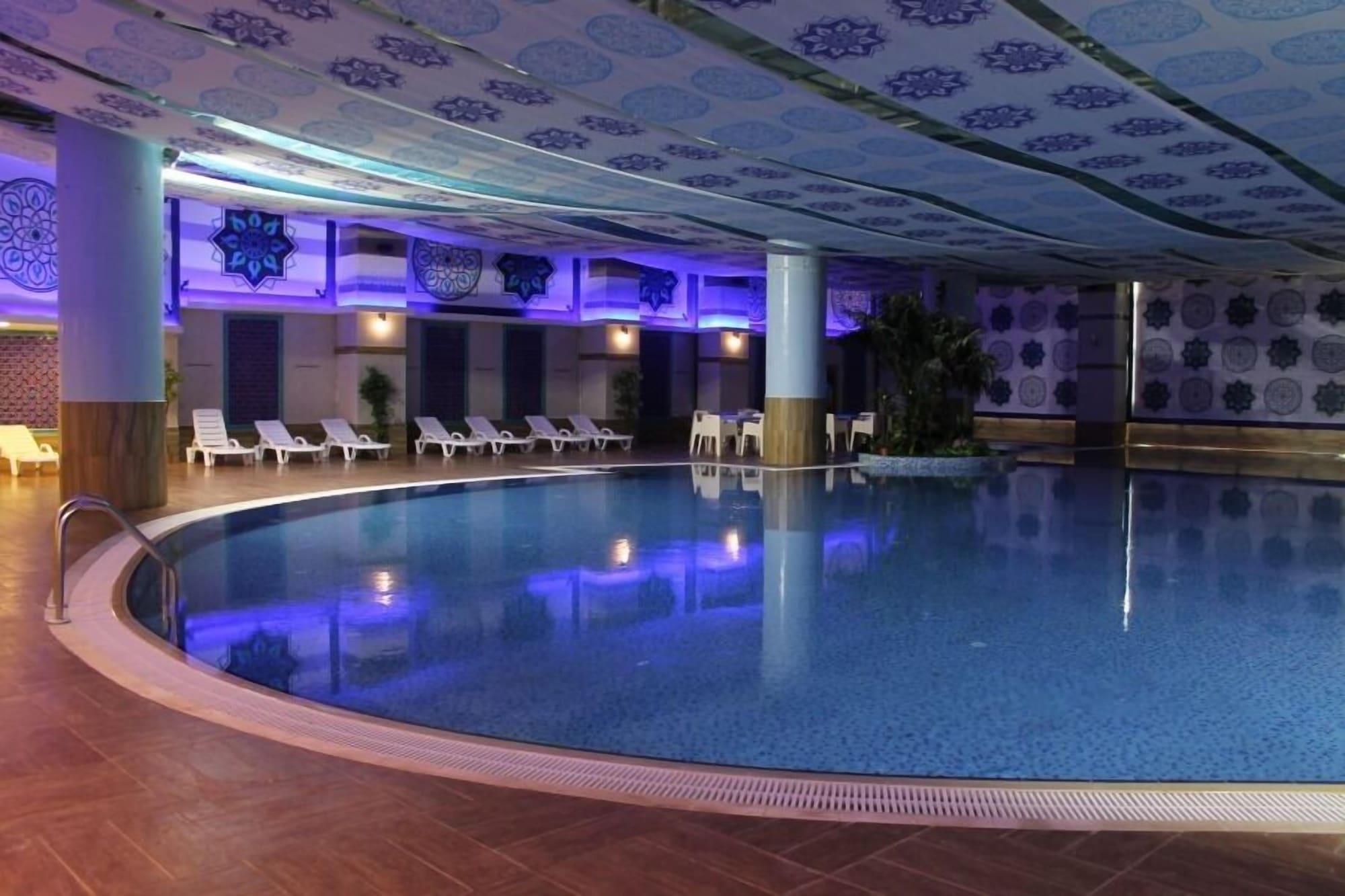 Vista Piscina Sanitas Thermal Suites Hotel & Spa