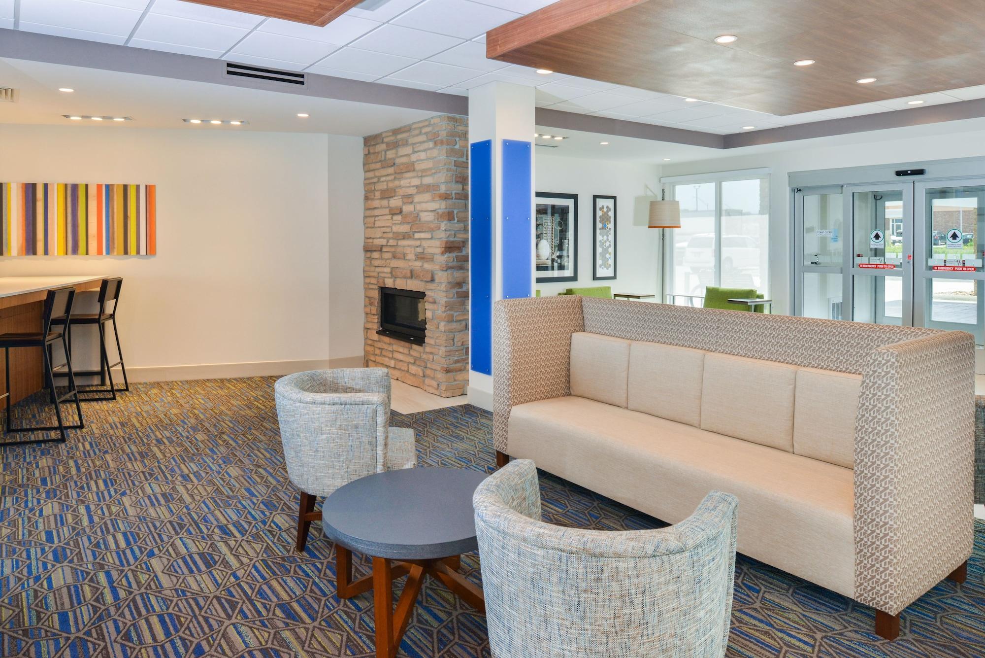 Vista Lobby Holiday Inn Express & Suites Chadron by IHG