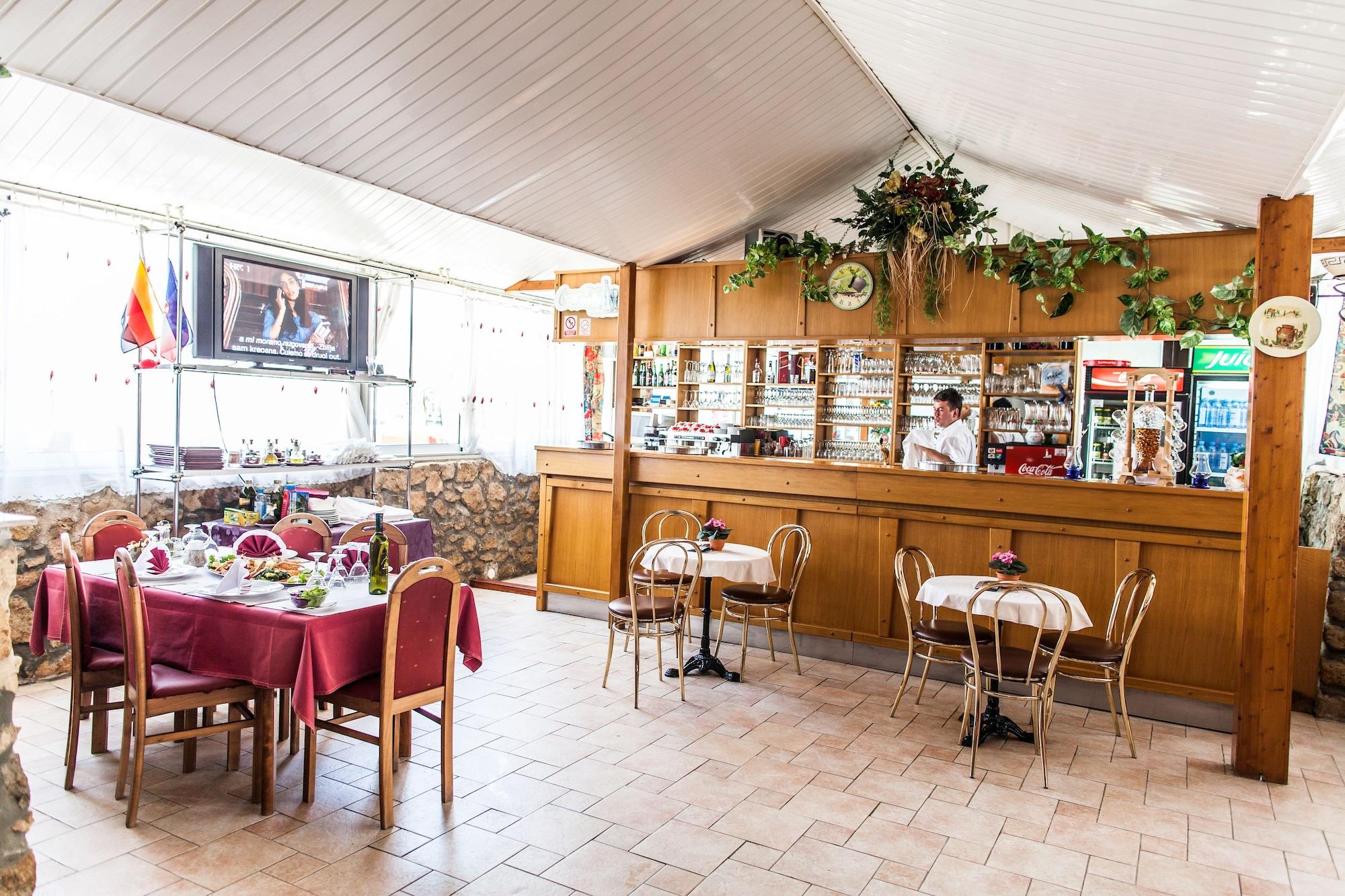 Bar/Salón Hotel Omorika