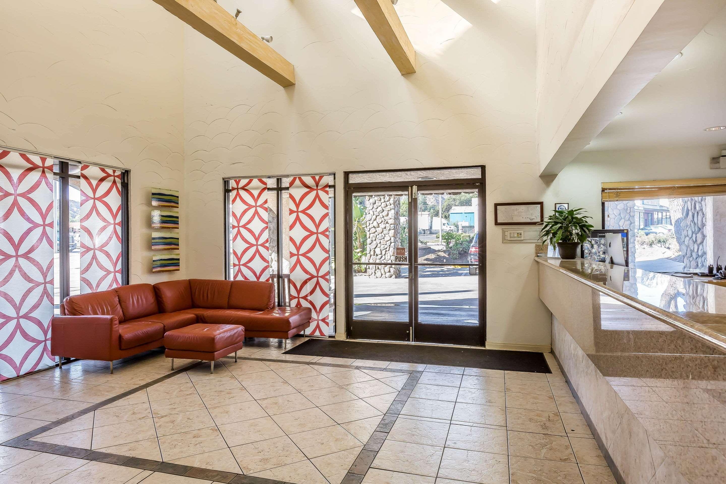 Vista Lobby Rodeway Inn Magic Mountain Area