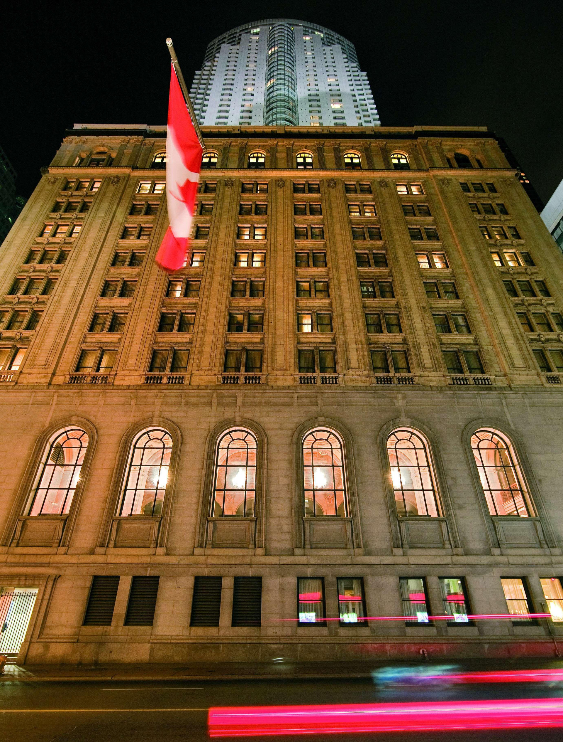 Vista Exterior One King West Hotel & Residence