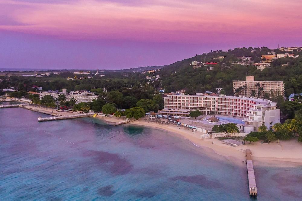 Hotel Royal Decameron Cornwall Beach