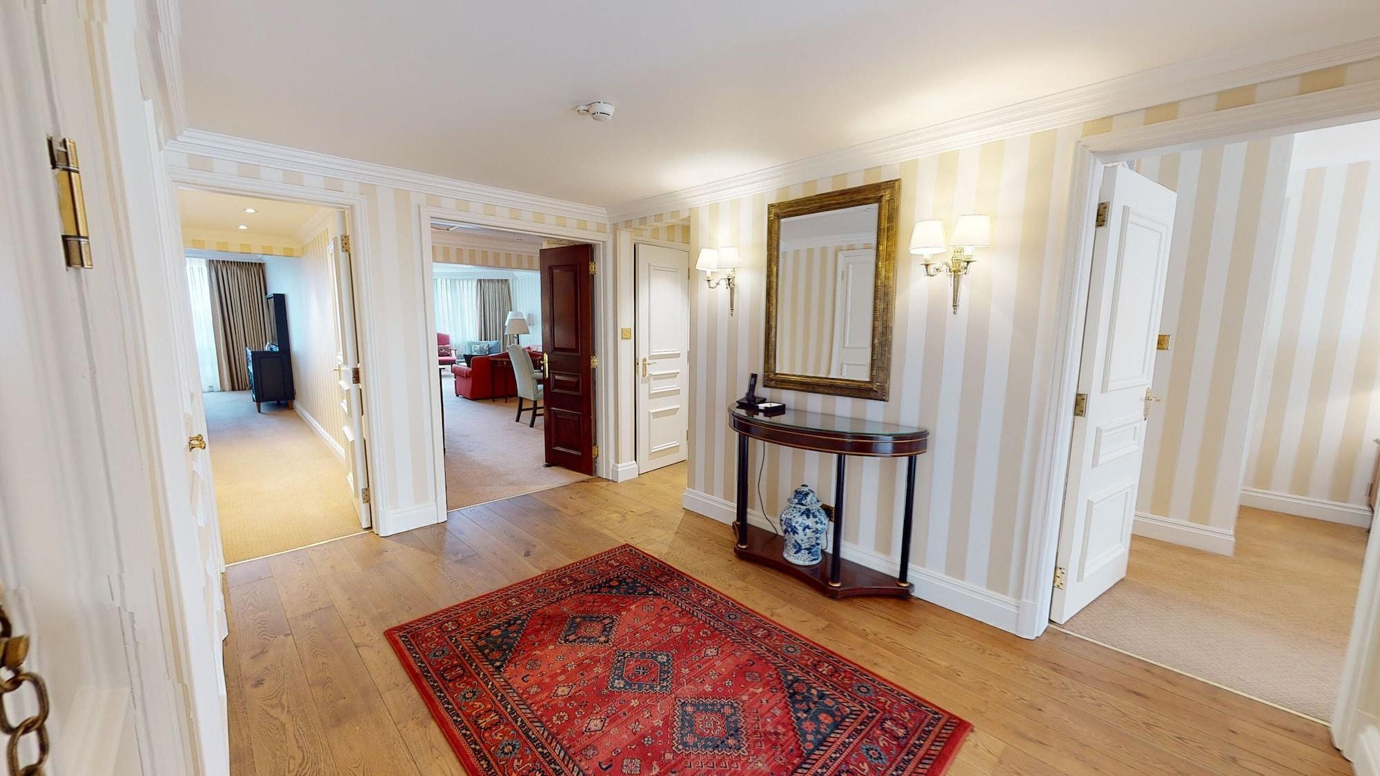 Vista Lobby Cheval Thorney Court at Hyde Park
