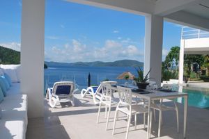 Alojamiento - Stunning luxe 220sm villa by the sea entirely private with own pool