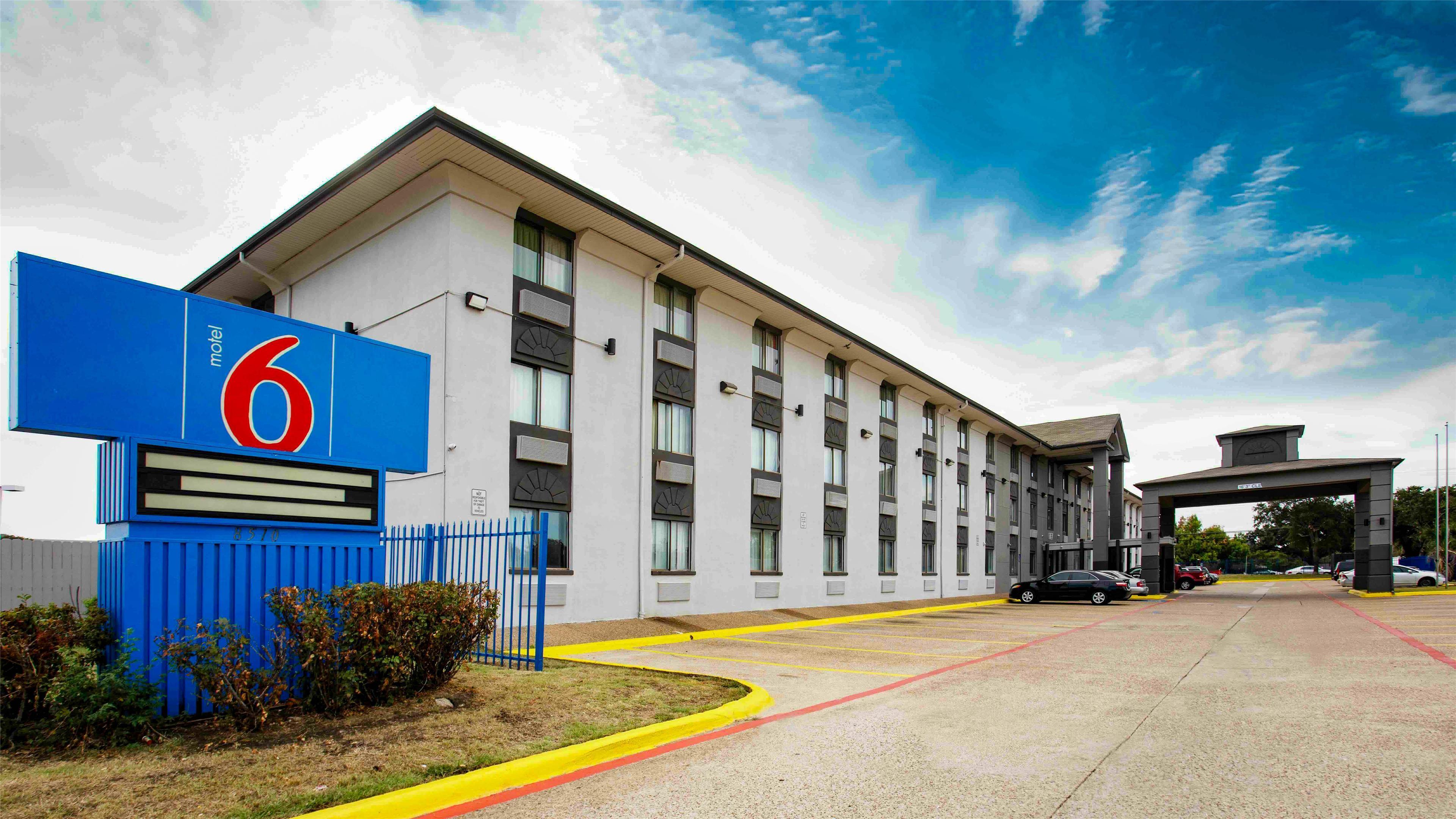 Vista Exterior Motel 6 Dallas, TX - Fair Park