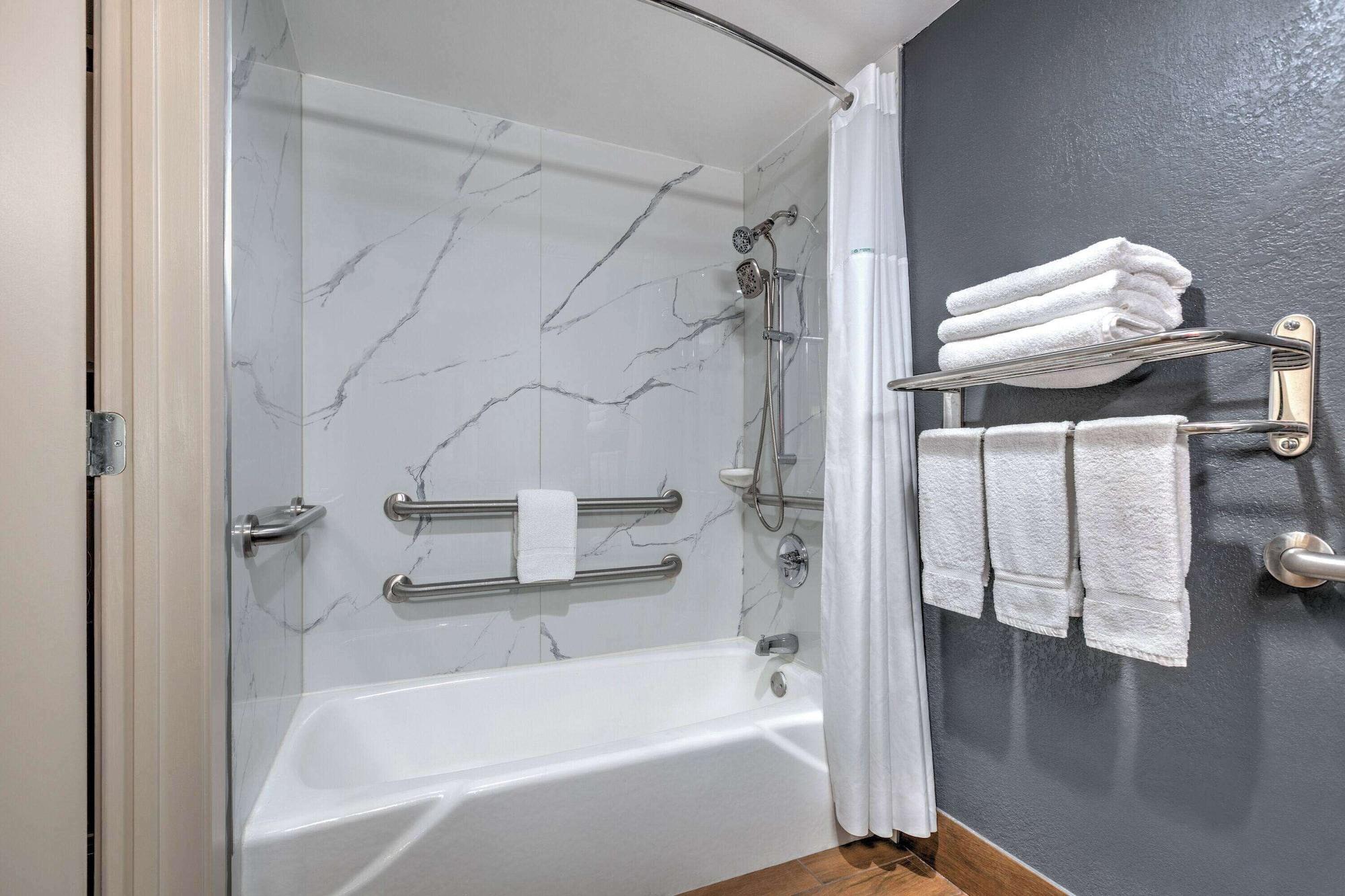 Equipamiento de Habitación Super 8 by Wyndham Grand Prairie North
