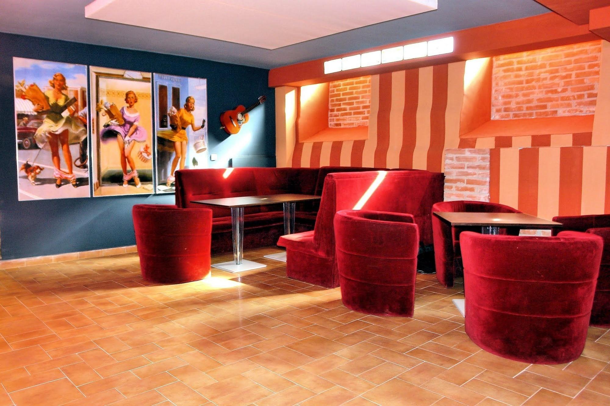 Bar/Salón Komoda Club Residence