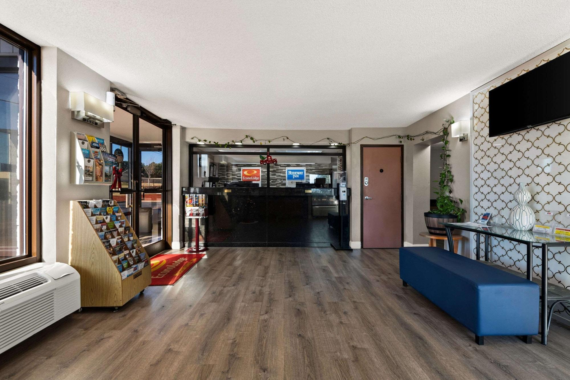 Vista Lobby Rodeway Inn Richmond West End