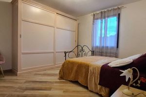 Alquiler Vacacional - Blue villa surrounded by greenery