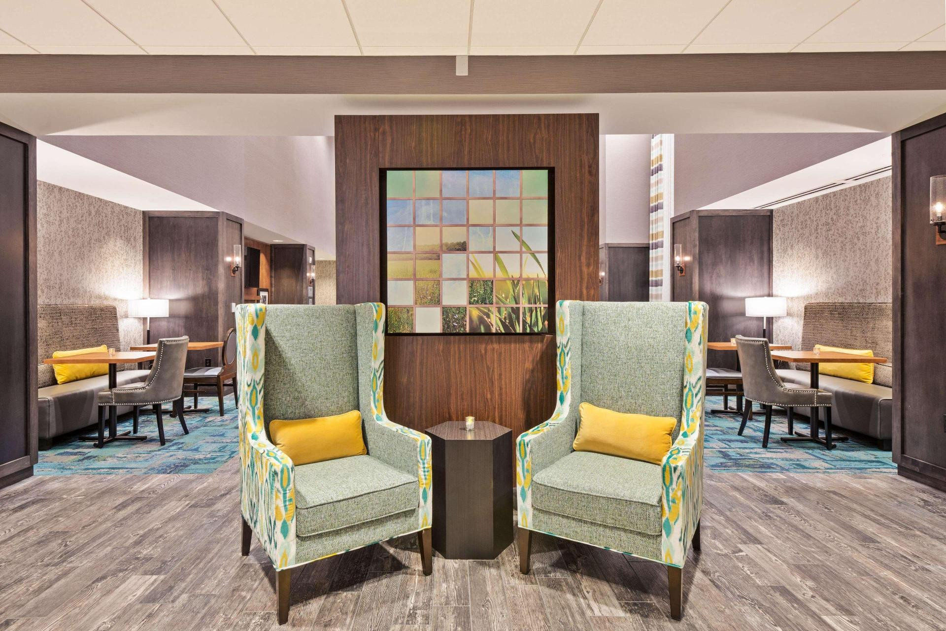 Vista Lobby Hampton Inn & Suites North Huntingdon-Irwin