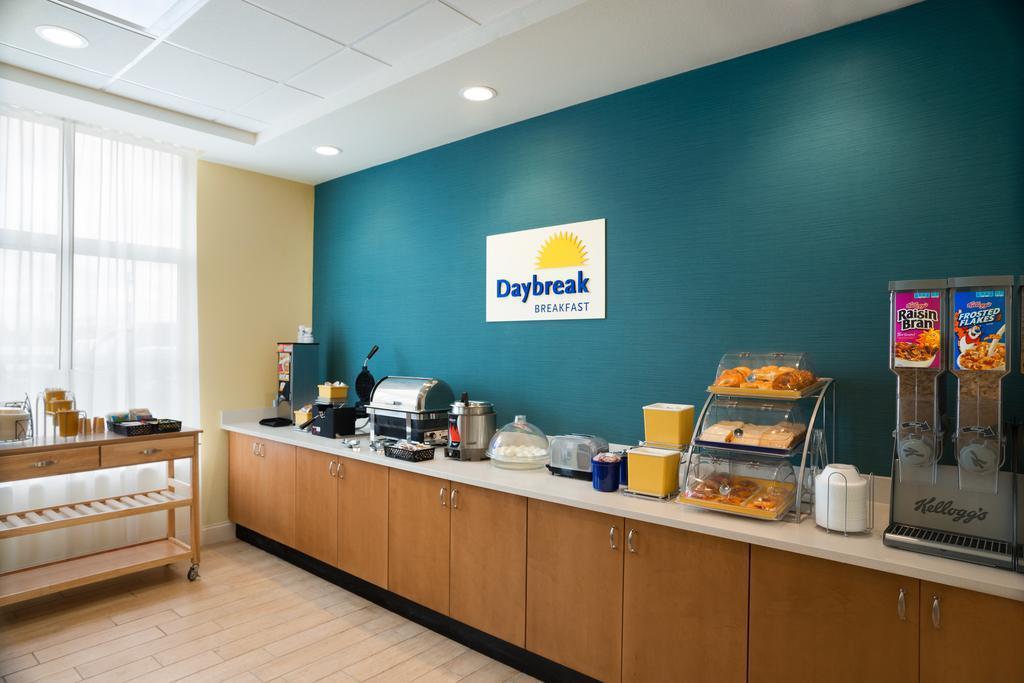 Vista Exterior Days Inn & Suites By Wyndham Belmont
