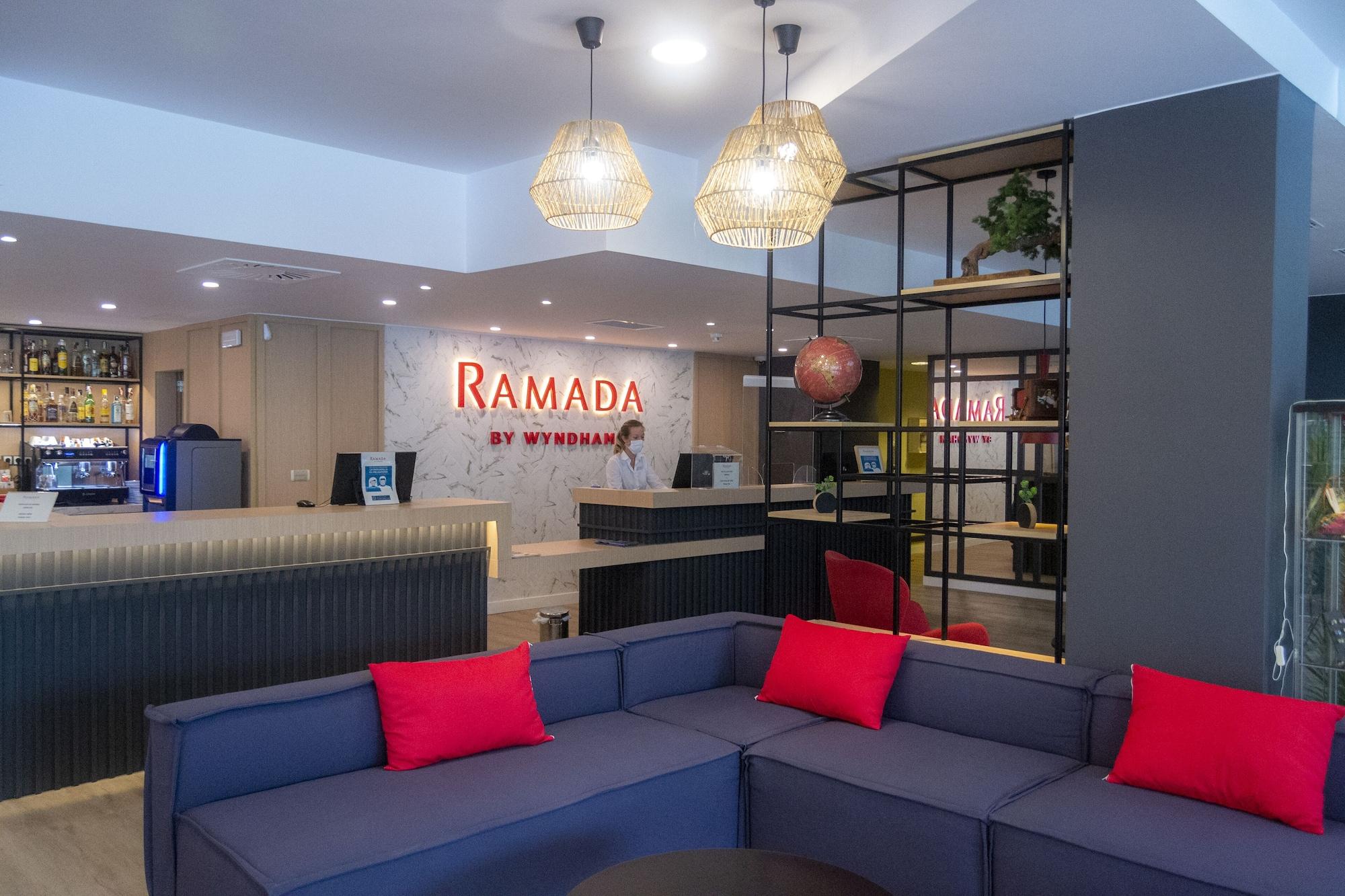 Bar/Salón Ramada by Wyndham Valencia Almussafes